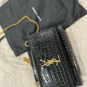 SUNSET CHAIN WALLET IN CROCODILE-EMBOSSED SHINY LEATHER